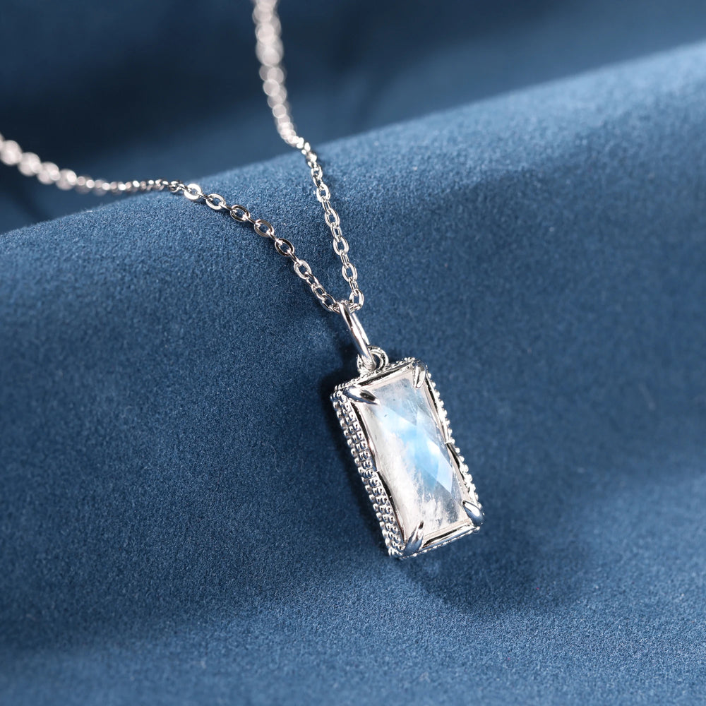 
                  
                    Premium Mondstein Halskette - Weibliche Energie Halskette Dein Heiliges Chakra 925er Silber
                  
                